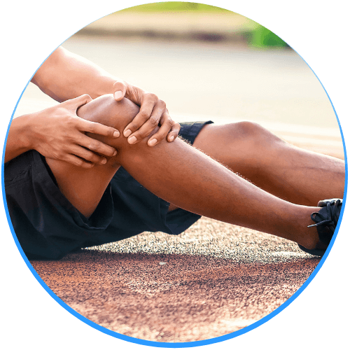 膝を痛めている男性の写真