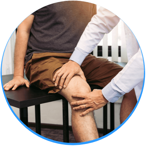 医師から膝の触診を受けている男性の写真