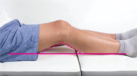 膝を伸ばしている男性のイメージ写真